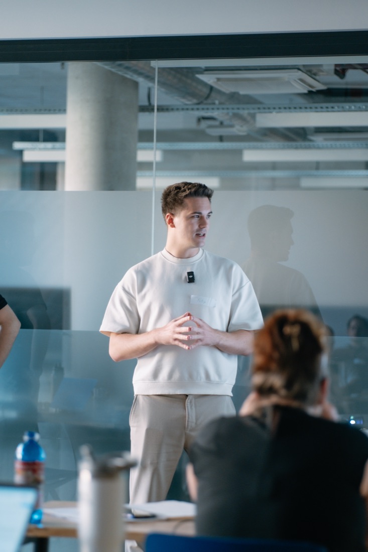Lektor vede výuku na Builders Day před skupinou účastníků